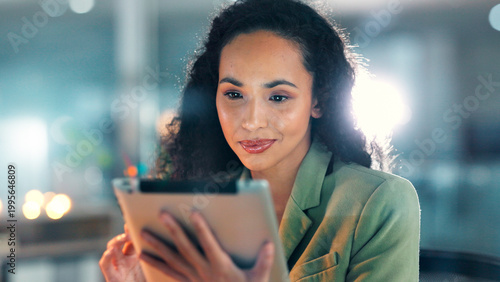 Konstfotografi Reading, tablet and business woman in office, talent acquisition platform and application screening