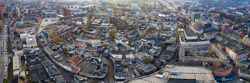 Foto A panoramic Aerial  view of the old town of the city Enschede on a sunny autumn afternoon in the netherlands