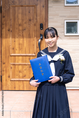 卒業証書を持つ中学生の女の子