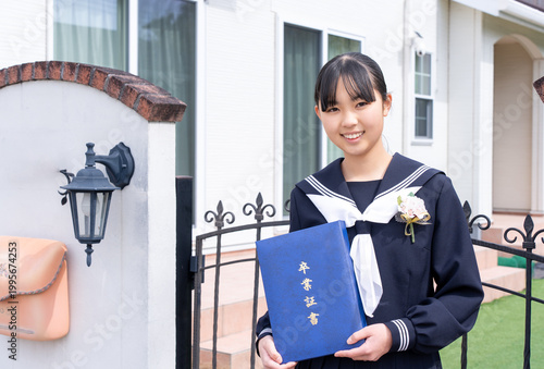 卒業証書を持つ中学生の女の子