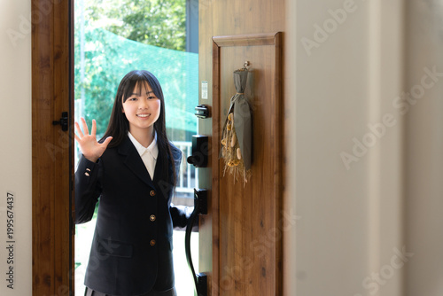 笑顔で登校する女子高生
