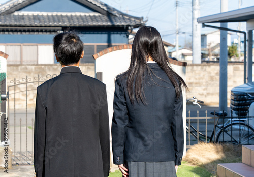 自宅から登校する姉弟