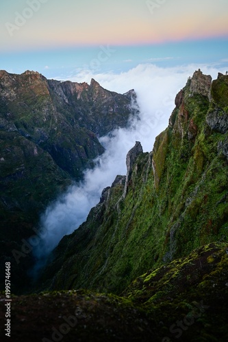Dramatische Berge mit Wolken auf Madeira, PR1