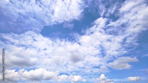 фотографія A clear blue sky filled with fluffy white clouds