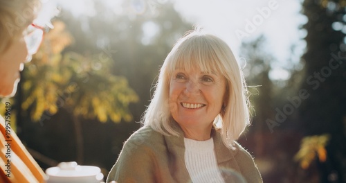 Foto Senior woman smiling embracing friendship and happiness