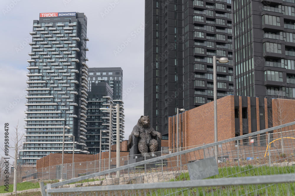 Obraz premium wide view of Big Bear Park (Crosstown Park South), with sculpture by Dean Drever, Haida First Nation artist, at northwest corner of Eglinton and Don Mills, Toronto