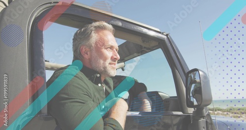 Fotografía Leaning senior man looking toward horizon at coast in green shirt in open-top je