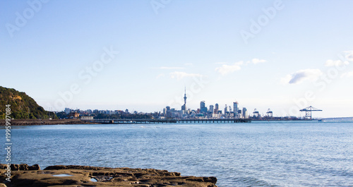 Εκτύπωση καμβά Scenic waterfront view of Auckland's iconic skyline featuring downtown skyscrape