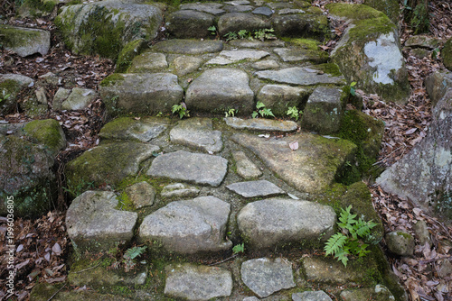 山奥へと続く石畳の道