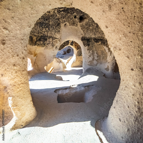 Obraz na plátne Inside Ancient Pueblo Cave Dwellings in Bandelier National Monument