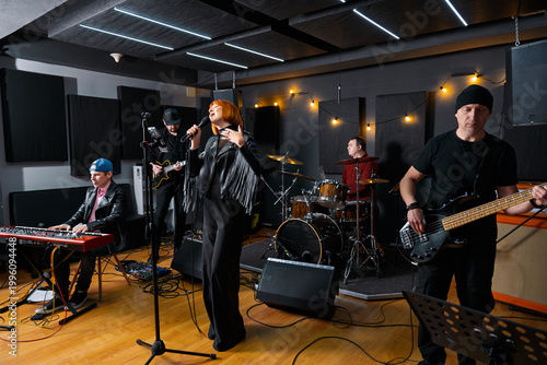 Foto Live Music Performance in a Recording Studio Featuring a Full Band