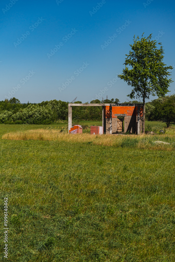Obraz premium An abandoned house construction site on a sunny day