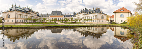 Fliederhof von Schloss Pillnitz mit Spiegelung