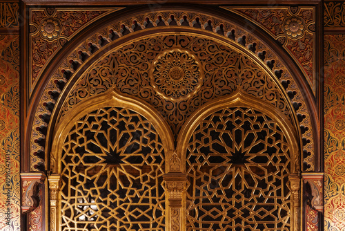 Schilderij op canvas Ornate golden Moorish archway featuring intricate arabesque carvings, geometric