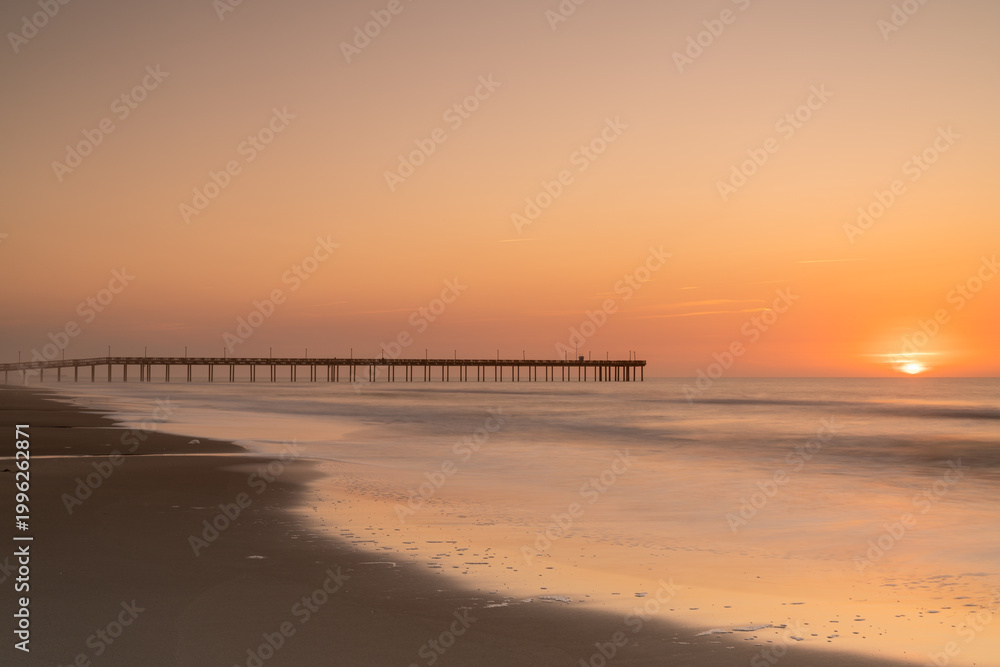 Obraz premium landscape view of Springmaid Beach and pier at the south end of Myrtle Beach's Grand Strand