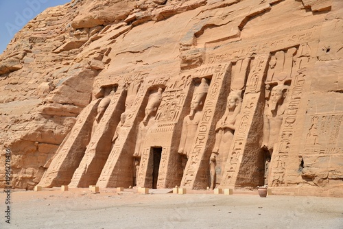 Canvastavla A view of the Temple of Nefertari in Abu Simbel, Egypt.
