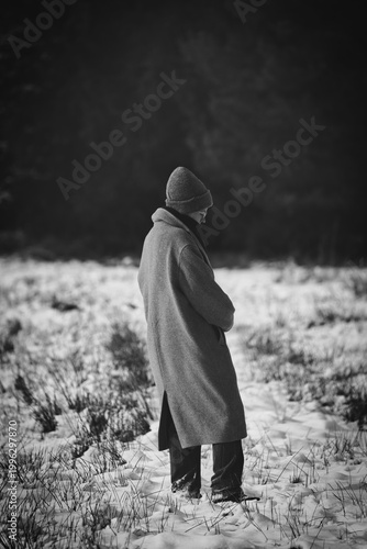 Frau im Wald im Winter