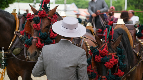 Jinete a caballo con sombrero en feria.