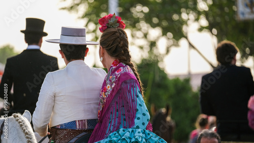 Flamenca a caballo en la feria de Sevilla