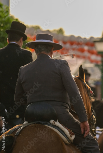 Jinetes a caballo en feria de Sevilla