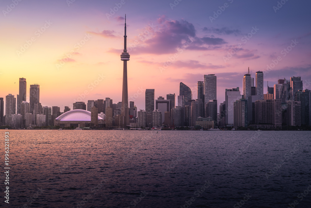 Fototapeta premium Toronto city skyline at sunset on Lake Ontario - Toronto, Ontario, Canada