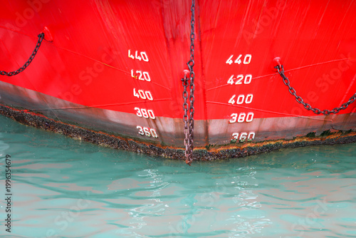 Obraz na płótnie Red ship bow revealing draft marks, hull, anchor chain, and waterline with barna