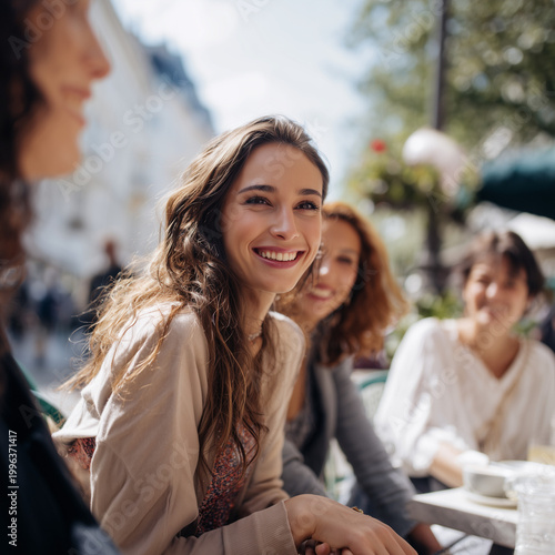 Freundinnen sitzen lachend im Café – urbaner Lifestyle, Begegnung, Sommer, Genuss, Kommunikation, Stadtleben, Gemeinschaft, Entspannung, Copyspace