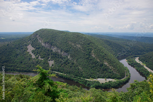 Quadro su tela Landscape shot of the view from the top of trail hike at Mount Tammany , Delawar