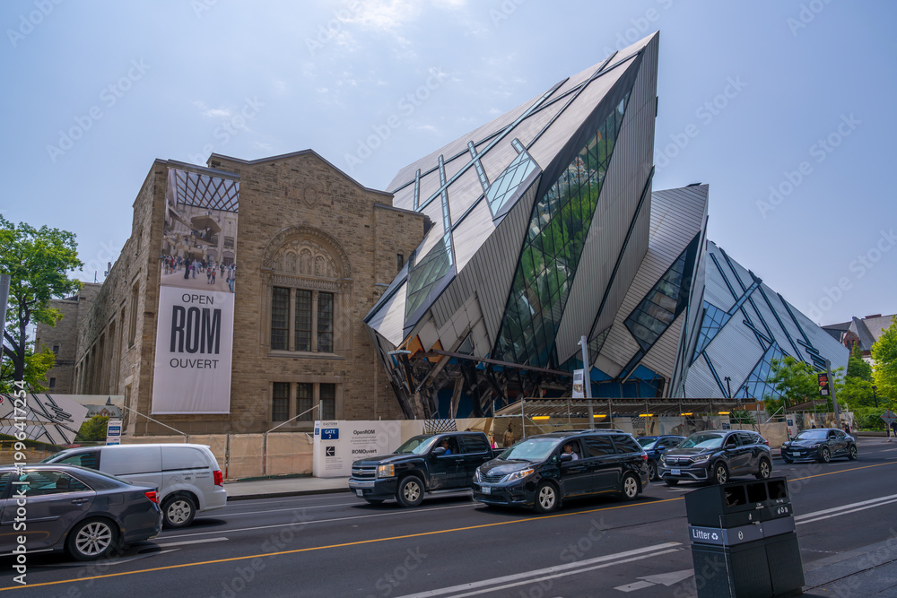 Fototapeta premium Royal Ontario Museum - Michael Lee-Chin Crystal Facade - Toronto, Ontario, Canada