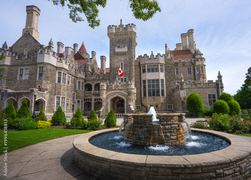 Fototapeta premium Casa Loma Castle and fountain - Toronto, Ontario, Canada