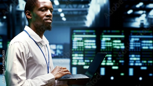Foto Technician inspecting cryptocurrency mining server clusters solving complex mathematical equations