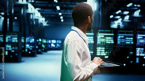 Tablou pe pânză Interlinked computers creating server network, providing required memory and operating speeds