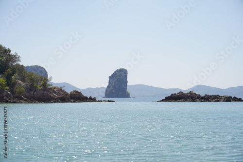 Obraz na plátně Minimal ocean view with distant tropical islands