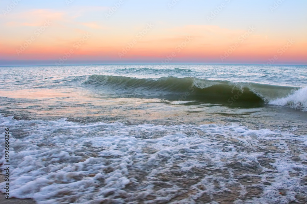 Obraz premium Waves under a beautiful Lake Michigan sunset at Illinois Beach State Park