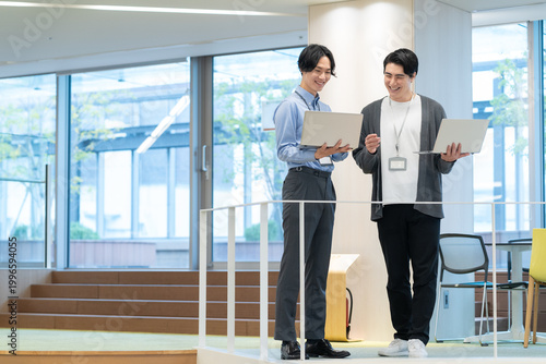 Photography オフィスで会議をするエンジニア　撮影協力：学校法人電波学園　東京電子専門学校