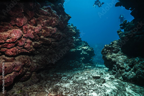 Fotografie Hidden Coral Reef Passage in Tropical Waters