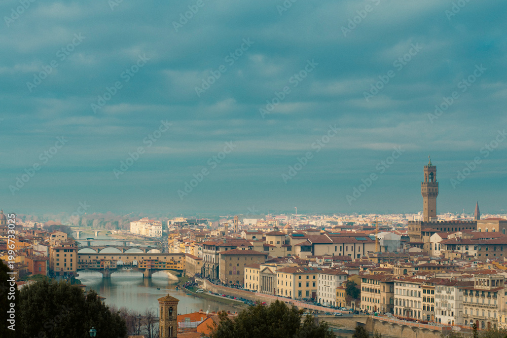 Obraz premium Florence city Arno river skyline in Italy on a cloudy autumn sky
