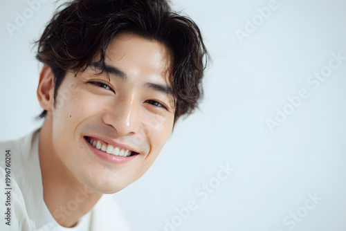 白い歯で笑う日本人男性のポートレート（審美歯科・清潔感・第一印象）｜Japanese man smiling with clean white teeth, dental aesthetics and professional image