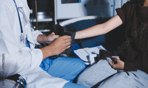 Foto The doctor measures blood pressure to the patient