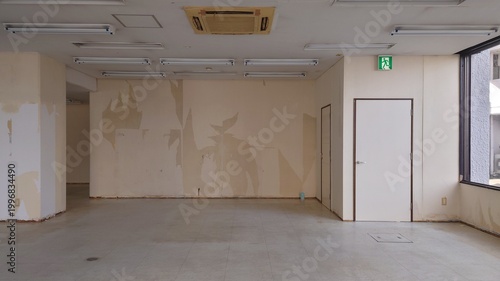 改装前のガランとした広い室内
