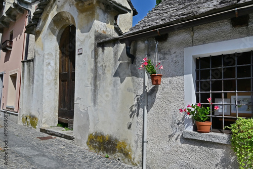 Bild auf Leinwand Valle Vigezzo, Santa Maria Maggiore: vecchie case, vicoli e decorazioni, Verbano Cusio Ossola, Piemonte