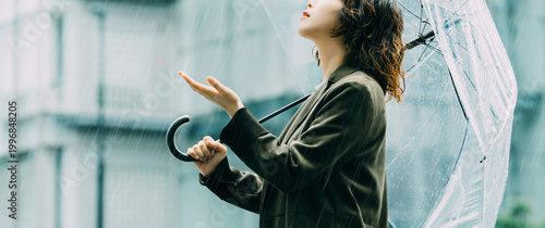 Fotografie 雨の日に傘をさす日本人女性・ビジネスウーマンのイメージ（LP・バナー向け）, Japanese Businesswoman with Umbrella on R