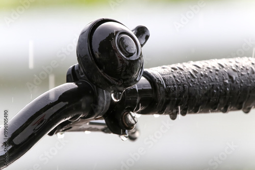 Cuadro en lienzo 降りしきる雨に濡れた自転車のハンドルとベルに付いた水滴