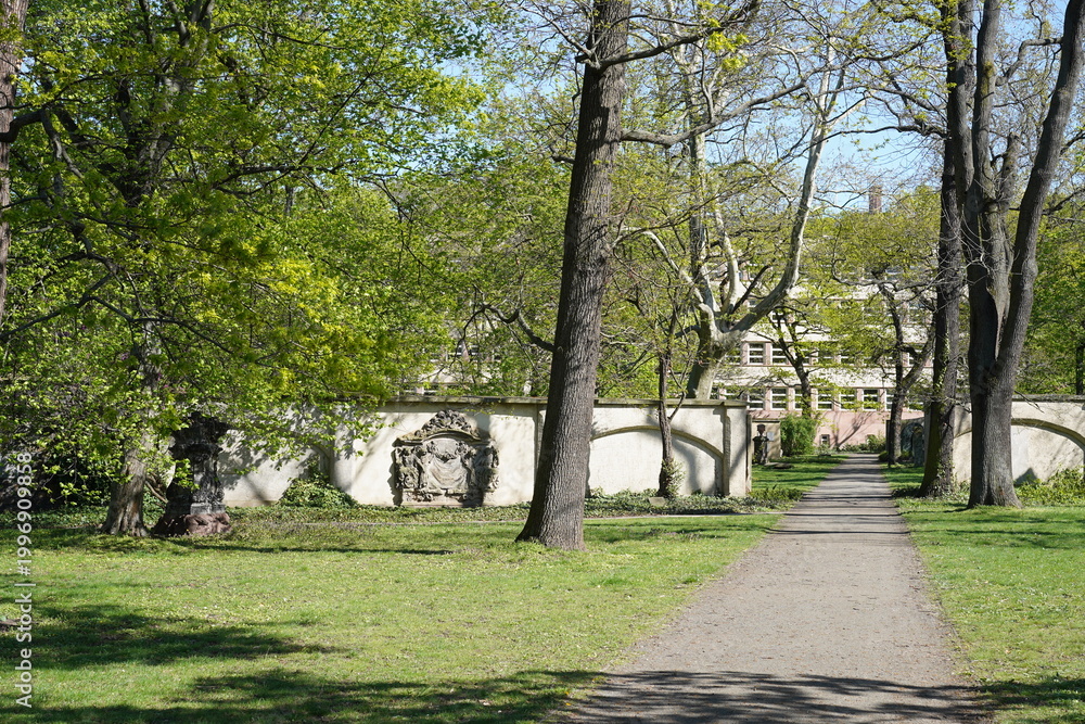 Obraz premium Der Alte Johannisfriedhof in Leipzig im Frühling, ältester Friedhof der Stadt Leipzig