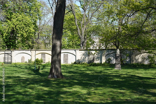 Der Alte Johannisfriedhof im Frühling bei Sonnenschein, ältester Friedhof der Stadt Leipzig