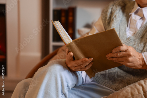 Senior woman reading book o...
