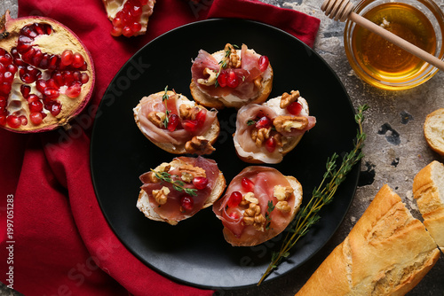 Tasty canapes with jamon, c...