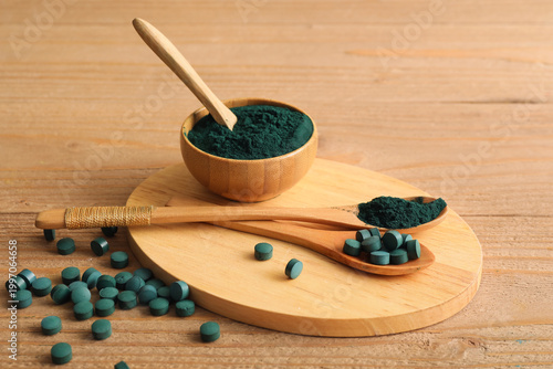 Bowl of spirulina powder wi...