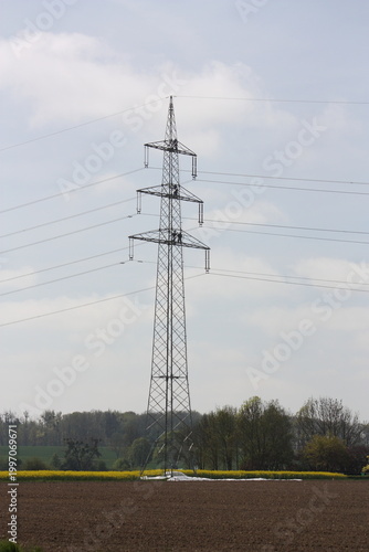 Arbeiter bei der Wartung auf einem Hochspannungsmast, Stahlgittermast, in Lippetal Büninghausen an der Buschstraße.