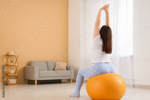 Sporty plus size woman trai...